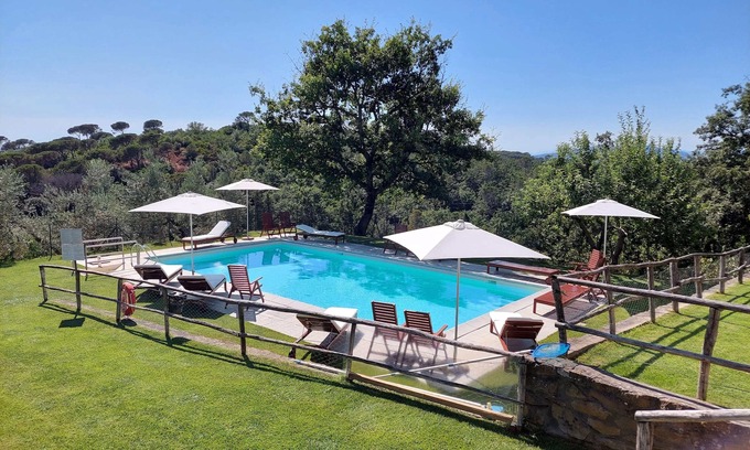 Scandicci House | Cosy apartment in a typical farmhouse minutes to Florence, pool, views, relax.