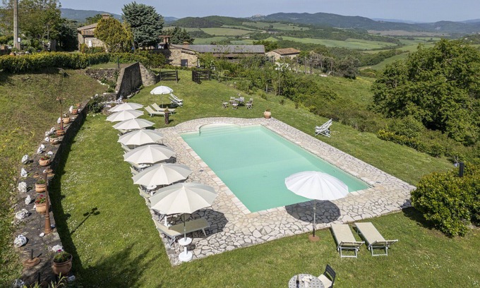 Radicondoli Villa | Cosy apartment in villa for 7 guests with WIFI, pool