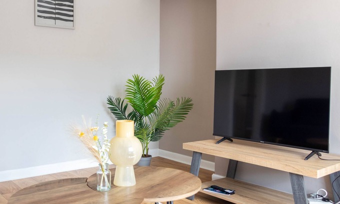 Livingston House | Cosy Up Dated House in Livingston