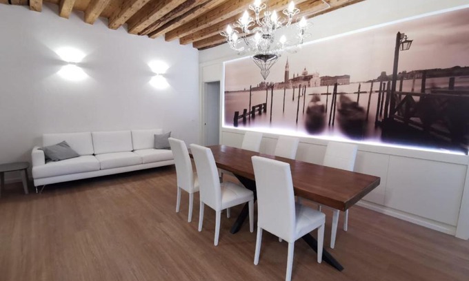 San Polo Apartment | Deluxe 3 Bedroom Flat in Rialto
