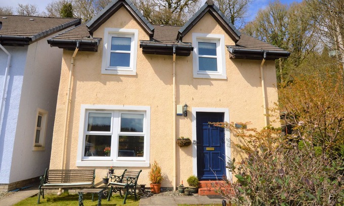 Cairnbaan House | Eriska, nearby Crinal Canal, pet friendly