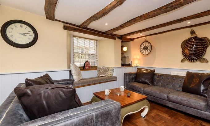 Looe House | Fabulous town centre property, free parking, 2 mins walk from beach