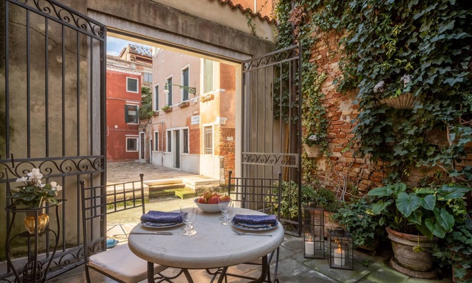 Santa Croce Apartment | Garden Mansion with Private Mooring R&R