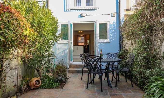 Weymouth Cottage | GONE SAILING, family friendly, with a garden in Brewers Quay Harbour