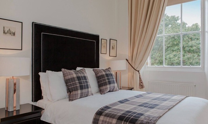 Newington House | Historic Edinburgh property transformed into a modern townhouse. Free parking.