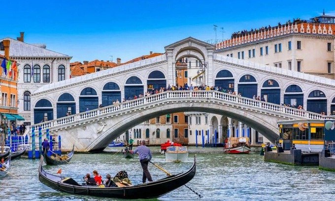 San Polo House | Idealy located-4 bedroom, Tri-Level Residence in Venice