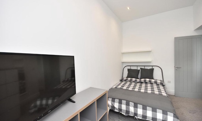 Baglan Apartment | King Edward road with sea view