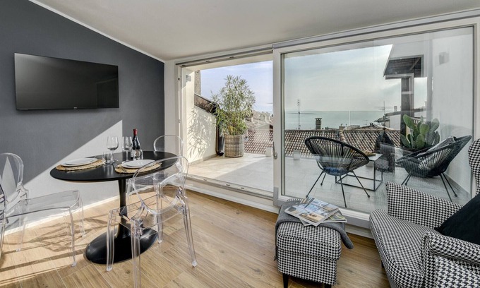 Gardola Apartment | La Piazzetta - Il Vicolo suite apartments with lake view