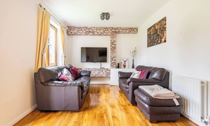 Haymarket Apartment | Lovely 2 Bedroom ground floor apartment in Dalry/near Haymarket. Free Parking