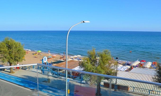 Terracina Apartment | Lovely apartment for 5 people with WIFI, A/C, pool, TV, balcony and pets allowed