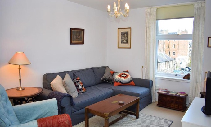Edinburgh Apartment | Lovely traditional 1BR, 10 minutes to Princes St.