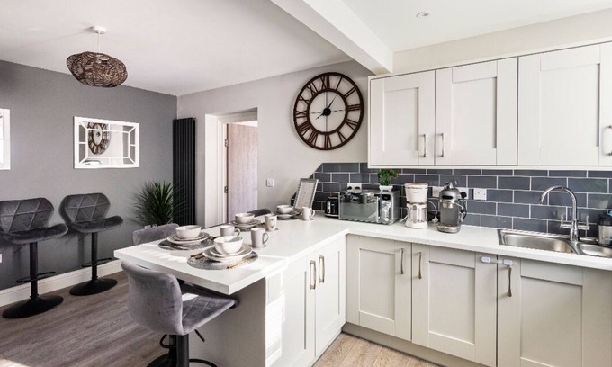 Oxford House | Luxury 4 bed 5 baths house ,free parking, wifi