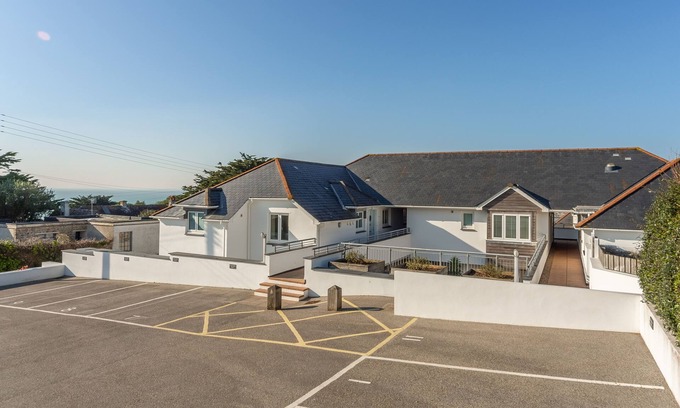 Treator House | No 4 Pentire Rocks is a contemporary maisonette situated in New Polzeath.