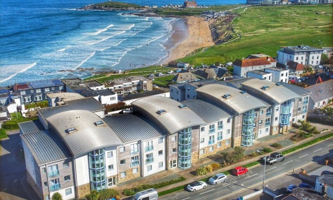 Newquay Apartment | Pentewan is a 2 bedroom coastal apartment overlooking Fistral Beach