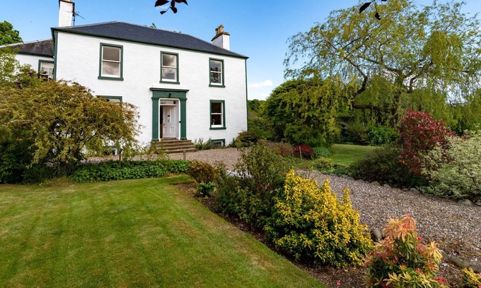Murthly House | Perfect for families & friends - Sleeps 12. Pet friendly. EV charger. Office. Games Rooms. Garden