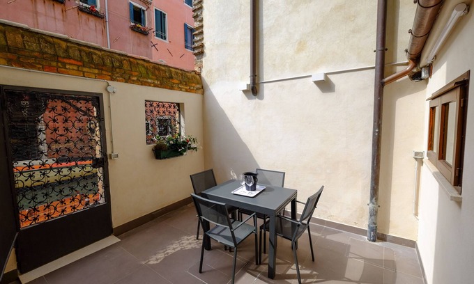 Cannaregio Apartment | Redecorated in '24 ideally located by a canal w/private courtyard and Fast WIFI