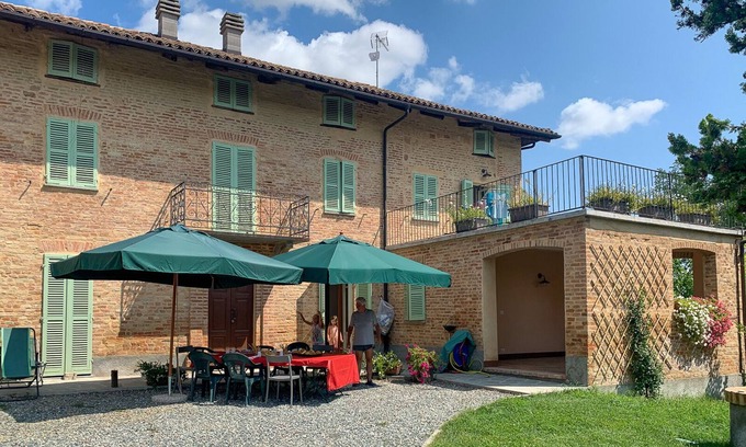 Montegrosso dʼAsti House | Relais" Podere Le Gaggie "ape "La Terrazza Asti Alba Nizza