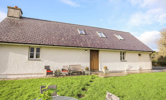 Rhoscolyn Cottage | RHYD Y BONT BACH, pet friendly, with open fire in Rhoscolyn
