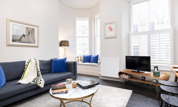 Old Town Apartment | Sophisticated Flat near Edinburgh Castle