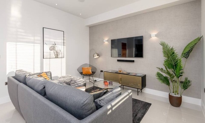 West End Apartment | Stunning 2 bed penthouse, panoramic views & parking