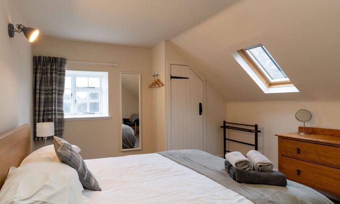 Alvie House | Stunning private villa for 8 people with WIFI, TV, patio and pets allowed
