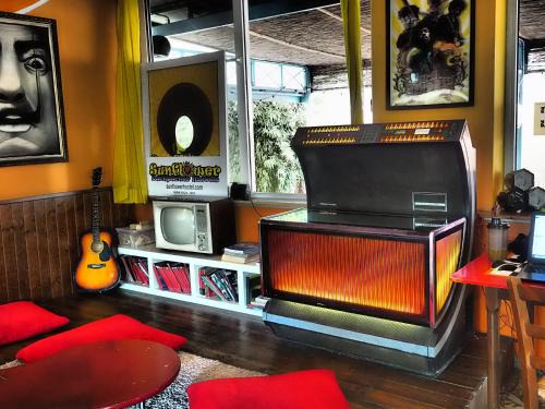 Marebello Hostel | Sunflower Beach Backpacker Hostel & Bar