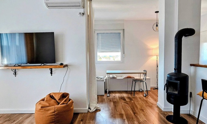 Odzaci Apartment | TESLA City-View Apartment with Free Parking, Fruits, Coffee & Wi-Fi