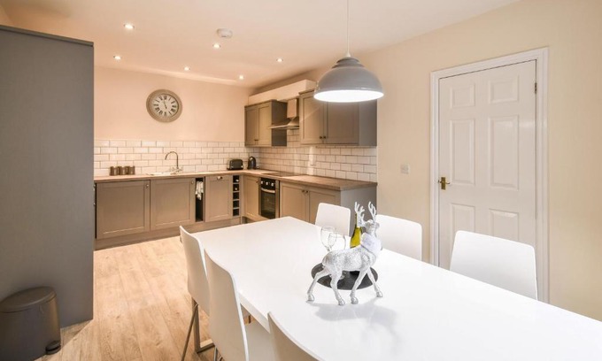 York House | The Ascot -Free on site parking