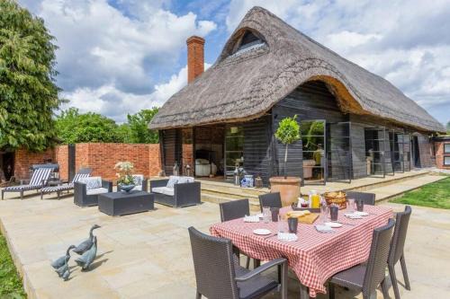 Playhatch House | The Lakeside Viewing Gallery