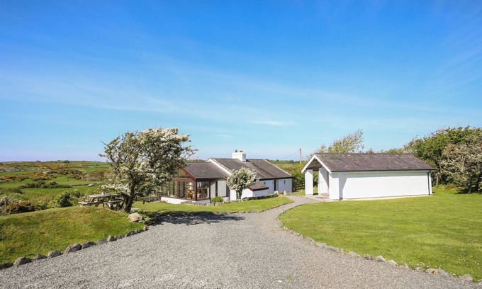 Rhoscolyn Cottage | TY MYNYDD, pet friendly, with a garden in Rhoscolyn