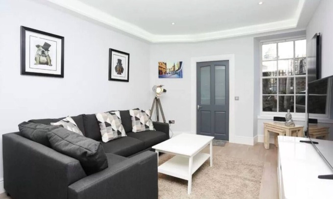 West End Apartment | Ultra modern, stylish apartment next to Princes St