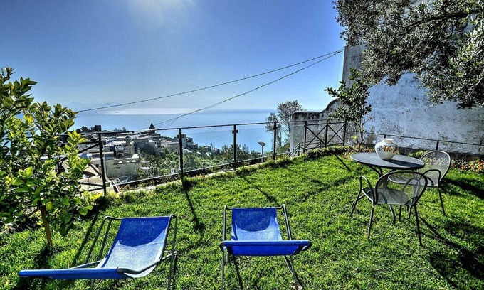 Ravello Villa | Villa Arletta: A characteristic two-story ancient house located on a hillside, facing the sea.