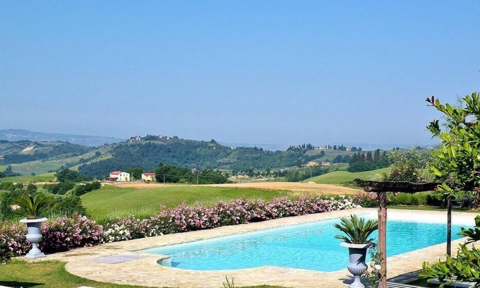 Certaldo House | Villa Gilia B: A characteristic and welcoming two-story apartment that is part of a villa surrounded by the greenery, with Free WI-FI.