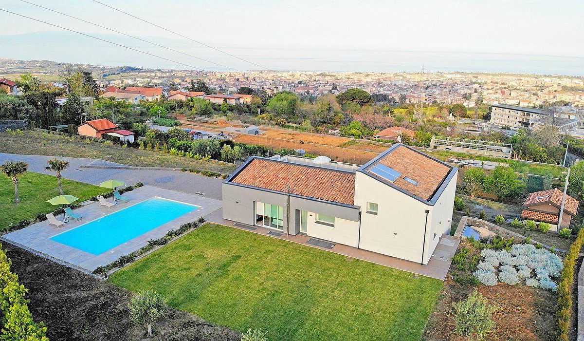 Coste Villa | Villa Brezza: A bright and sunny three-story villa situated in a quiet location, a few minutes from the town center, with Free WI-FI.