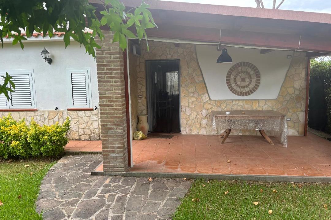 Fondi House | Villa residenziale in un villaggio