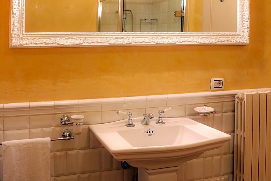 Photo of Bathroom in Crema