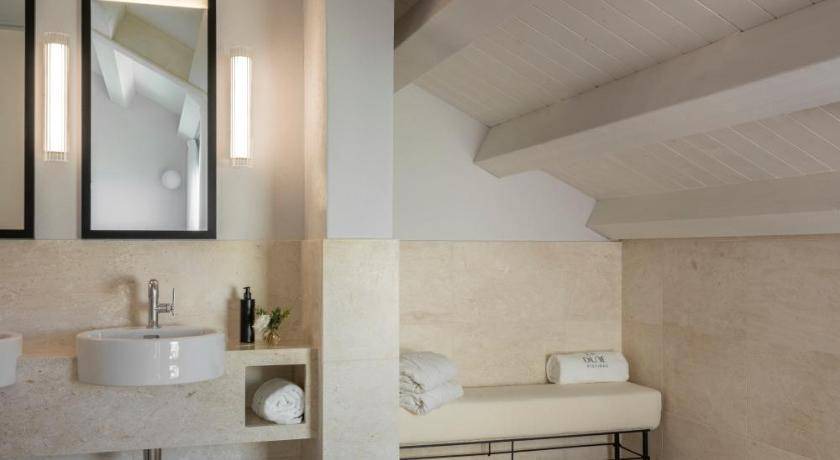 Photo of Bathroom in Arbus
