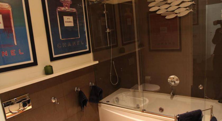 Photo of Bathroom in Roman Quarter