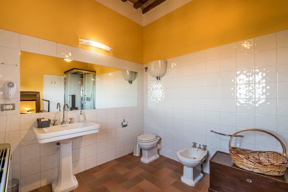 Photo of Bathroom in Montefollonico
