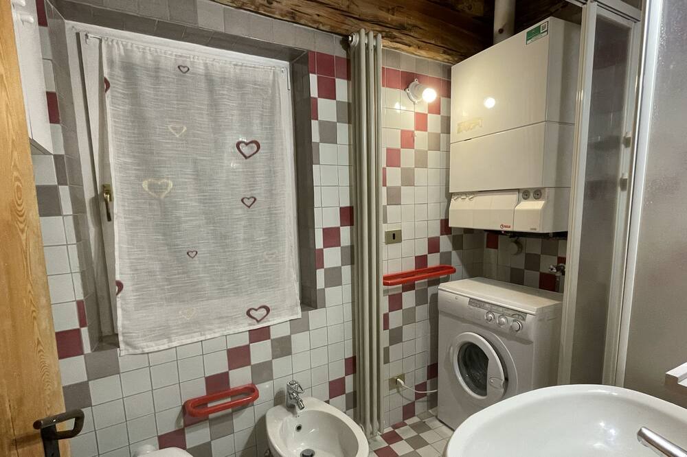 Photo of Bathroom in Commezzadura