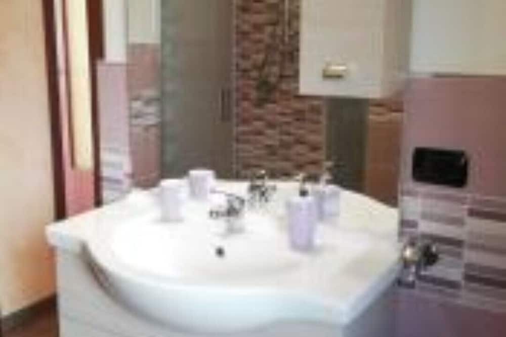 Photo of Bathroom in Quart