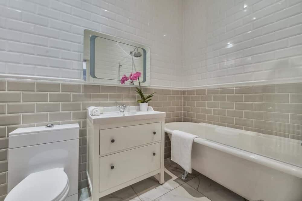 Photo of Bathroom in Ealing Common