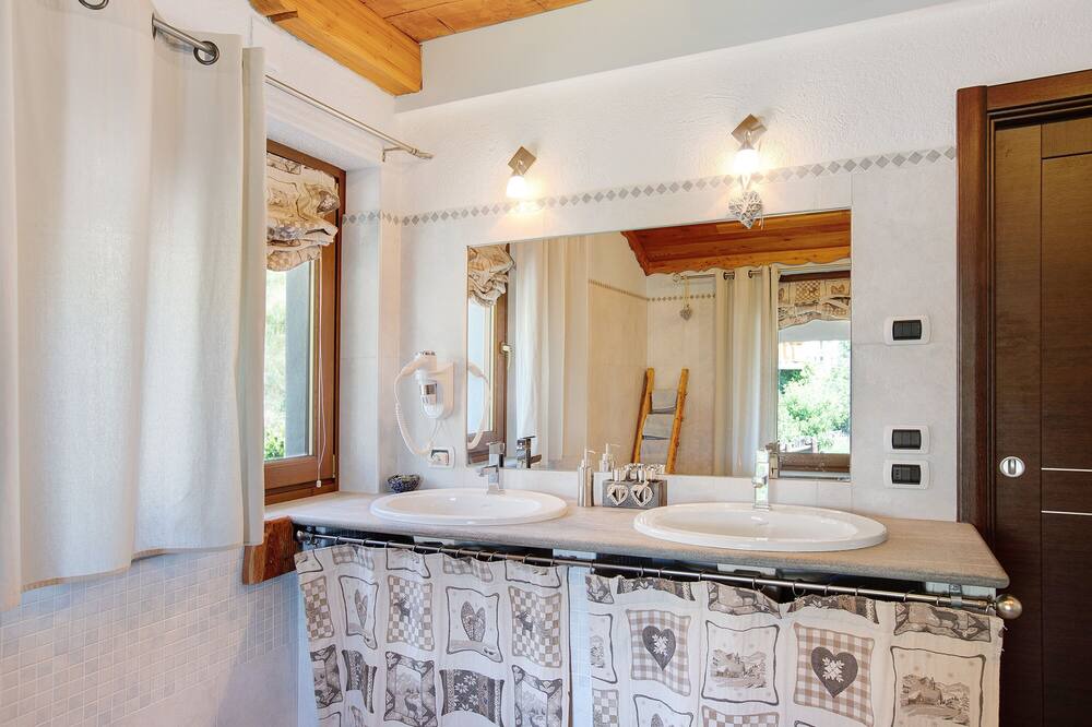 Photo of Bathroom in Chantignan