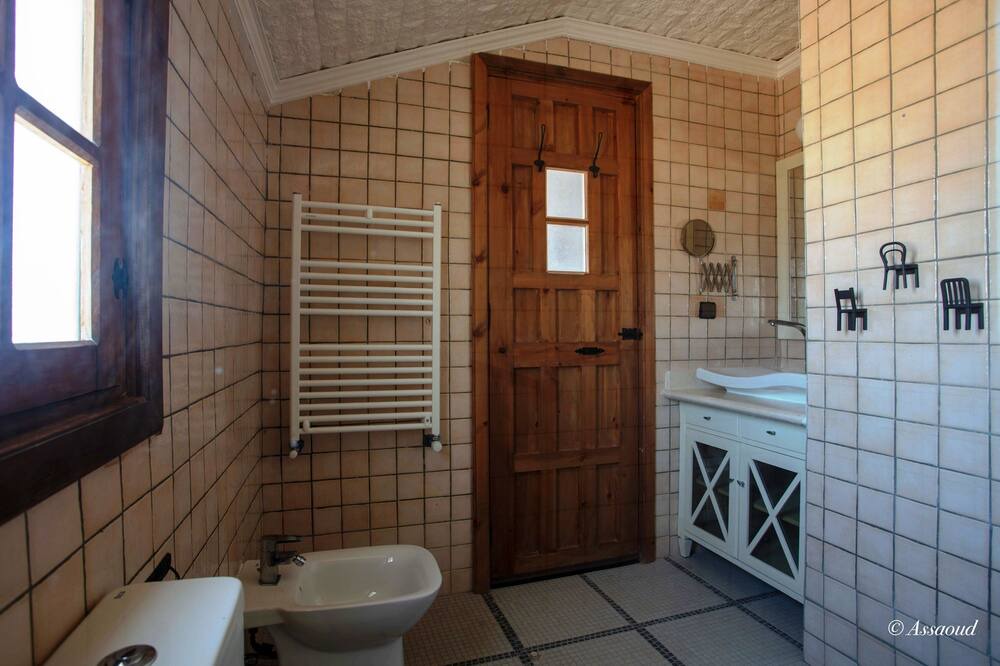 Photo of Bathroom in Derdara