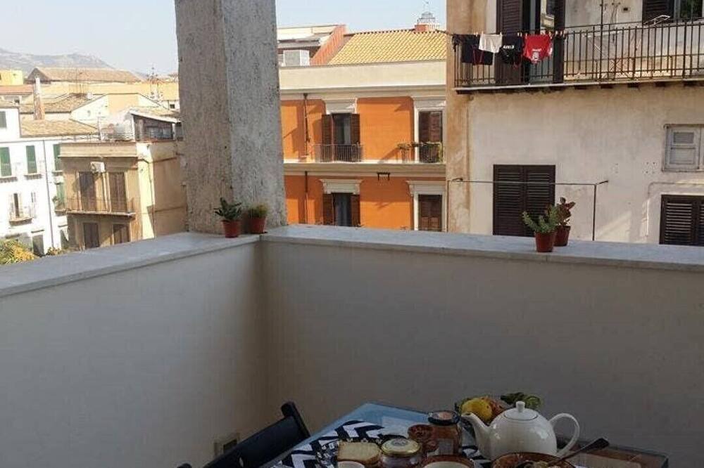 Photo of Patio Balcony in Monte di Pieta