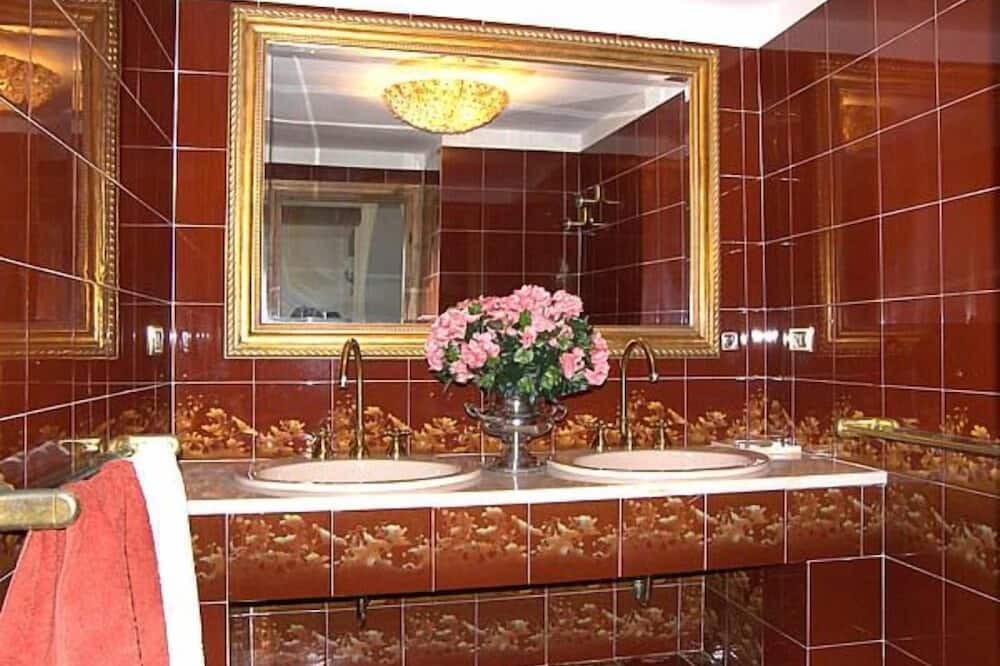 Photo of Bathroom in Saturnana