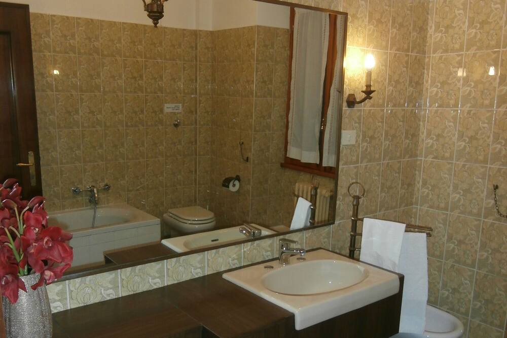 Photo of Bathroom in Suburbio VII Portuense