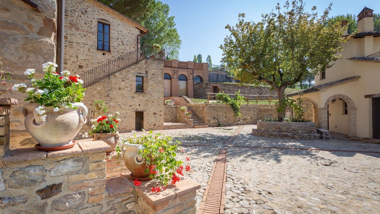 Photo of Others in Montone