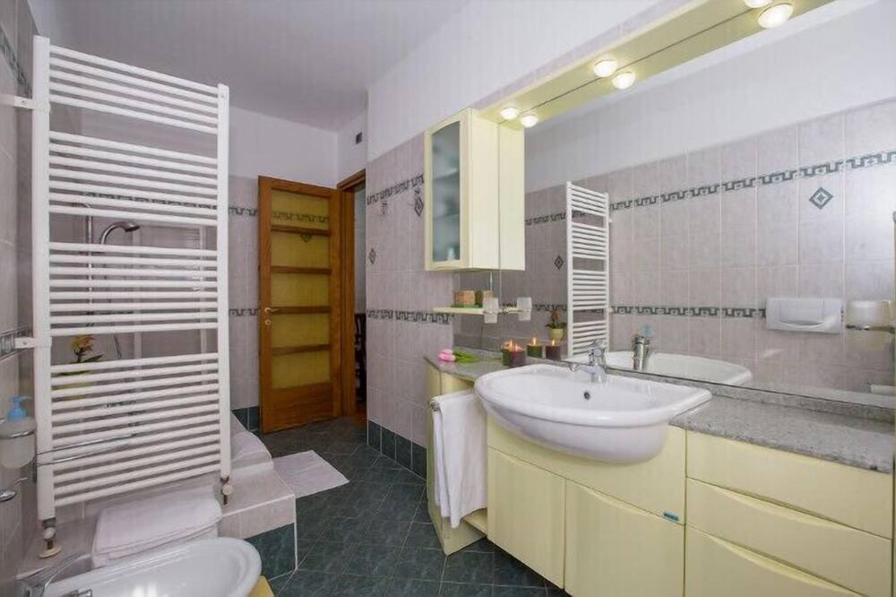 Photo of Bathroom in Cima