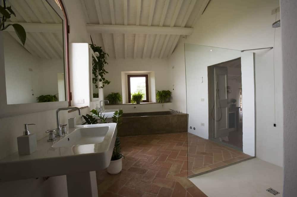 Photo of Bathroom in Petrognano